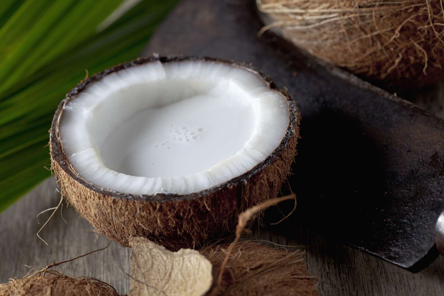 Een halve kokosnoot gevuld met kokosmelk