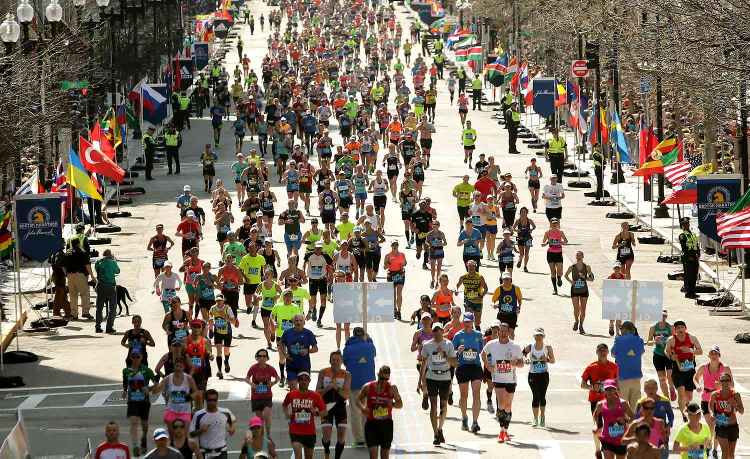 Hardlopers in de buurt van de finishlijn op Boylston Street tijdens de 120e Boston Marathon op 18 april 2016 in Boston, Massachusetts