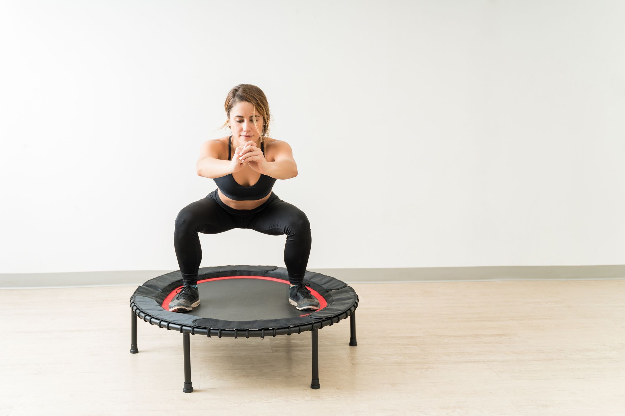 Vrouw die trampoline gebruikt voor rebounding oefening