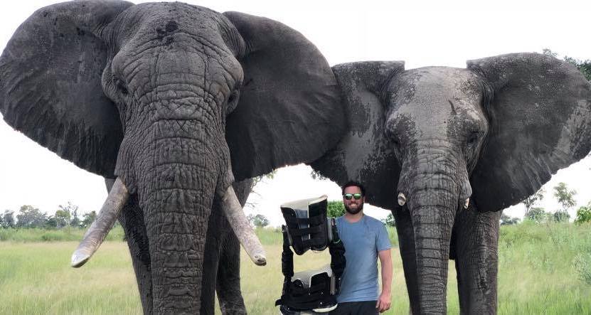 Derrick Campana en olifanten met prothetische ledematen