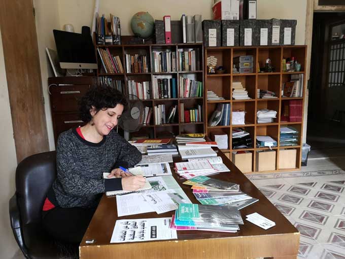   Nadine Bekdache van Housing Monitor maakt aantekeningen in haar kantoor