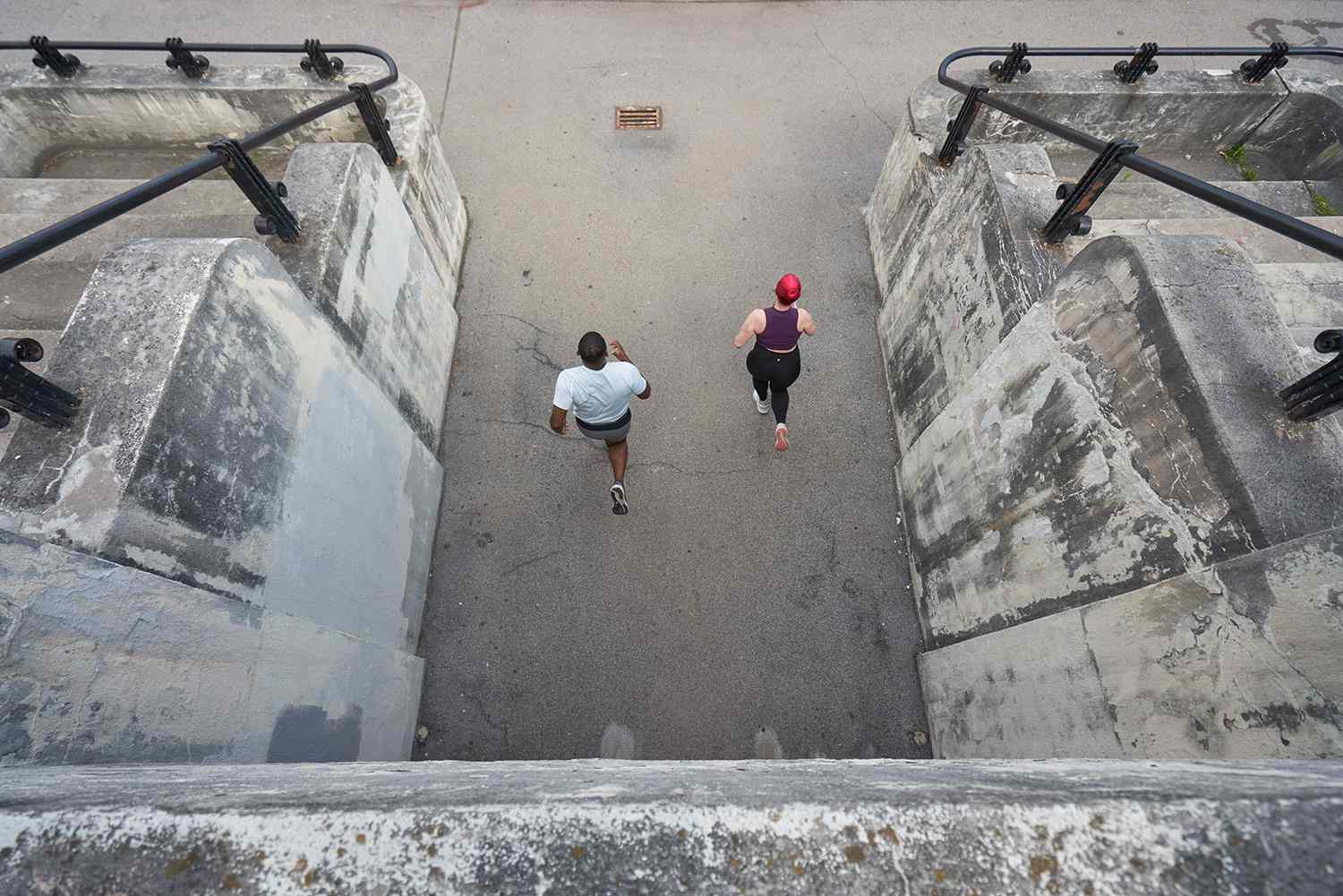 twee mensen trainen voor wandelmarathon