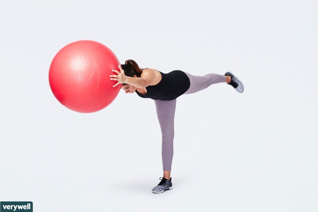 Oefening Bal stretches voor balans en stabiliteit