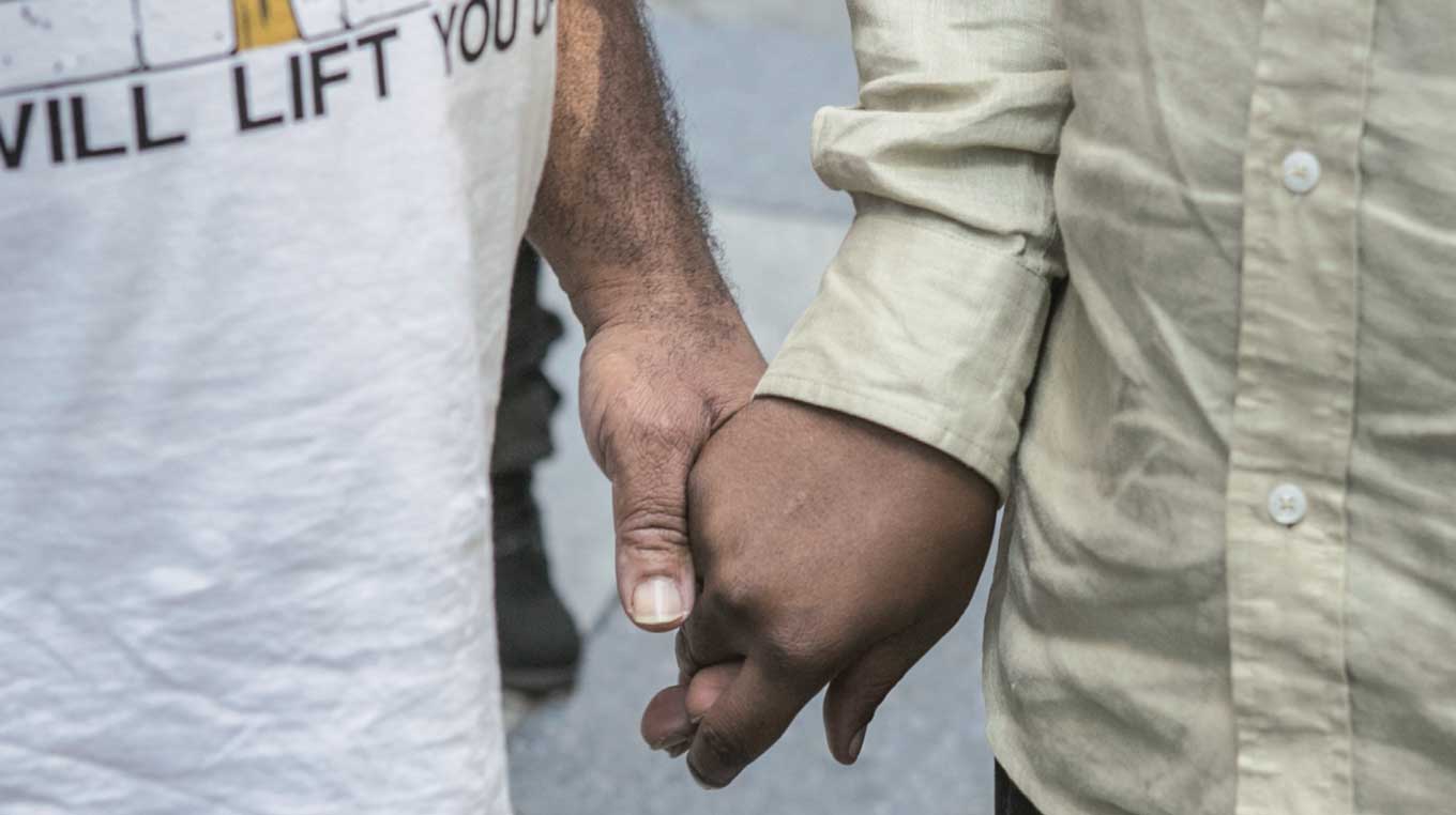 Twee mannen die elkaars hand vasthouden