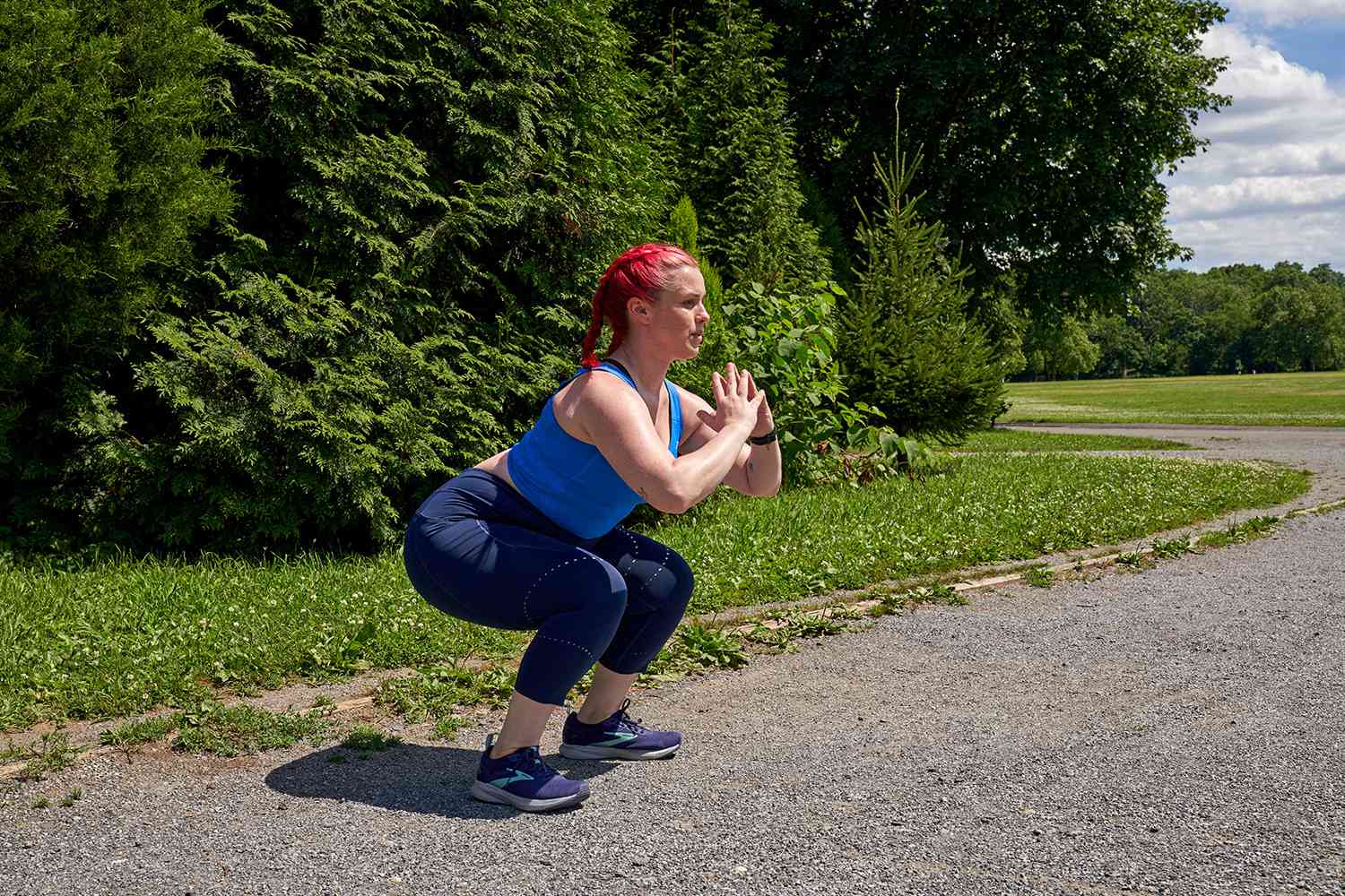 Vrouw die squats uitvoert tijdens het lopen
