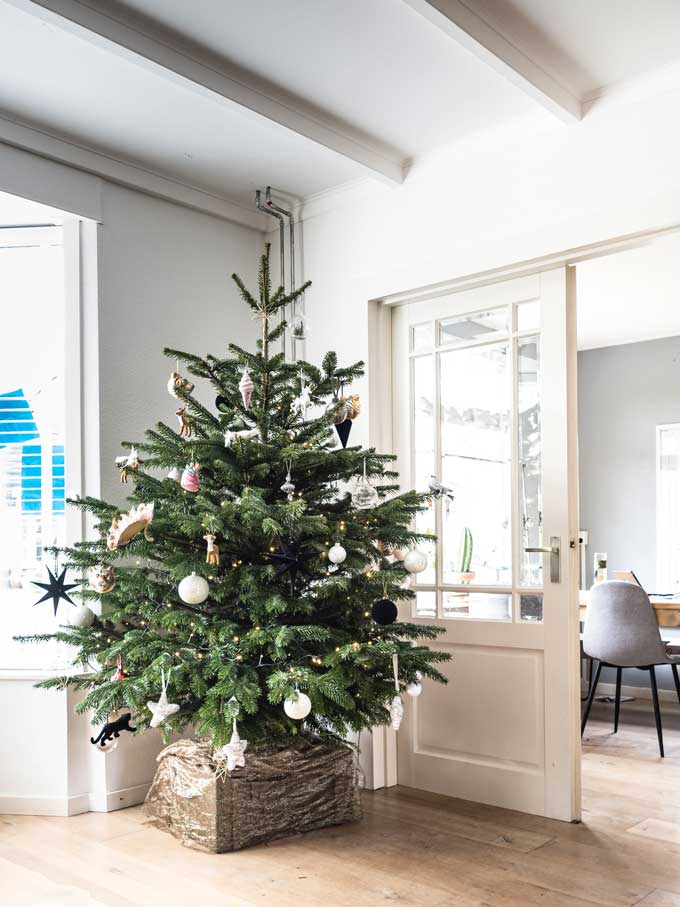 Duurzame kerstboom in een minimalistische woonkamer