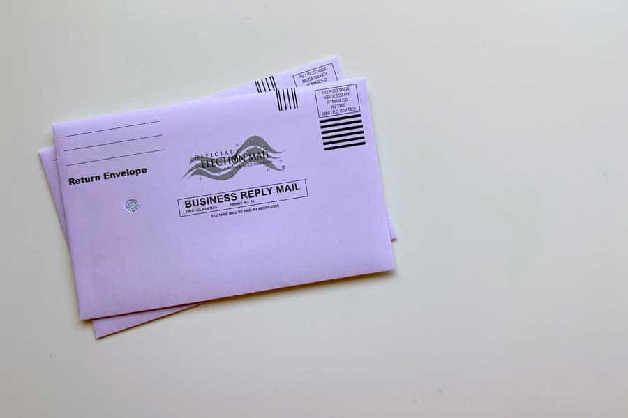 Een paarse retourenvelop voor post bij het stemmen