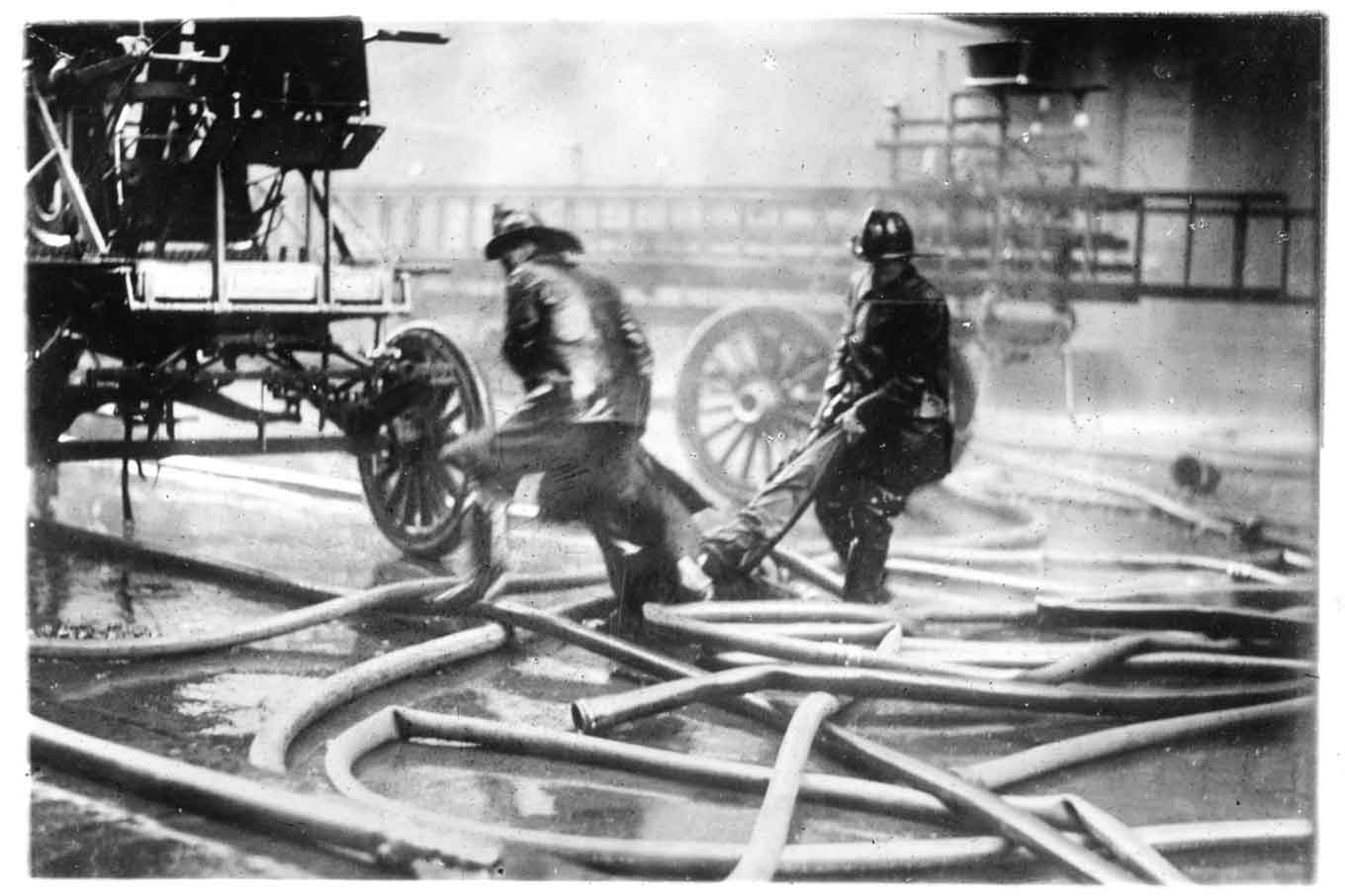 Vintage foto van brandweerlieden die een verbrande kledingarbeider dragen van de Triangle Shirtwaist Factory Fire in New York City in 1911