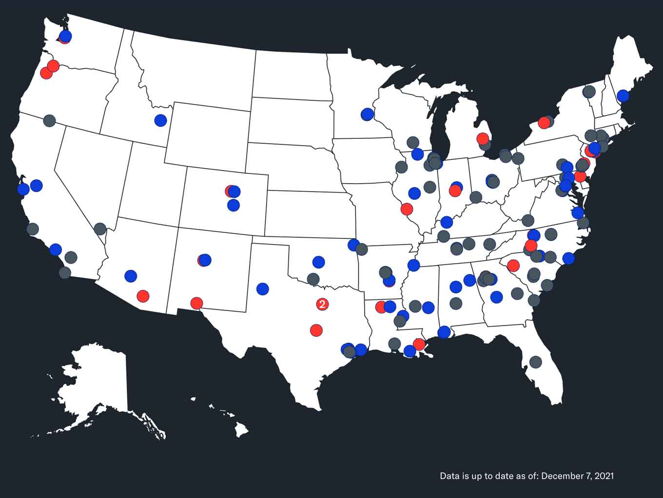 Kaart van de Verenigde Staten: Geweervuur op schoolterreinen in de Verenigde Staten: In 2021 waren er minstens 149 incidenten van geweervuur op schoolterreinen, resulterend in 32 doden (aangegeven door rode cirkels) en 94 gewonden (aangegeven door blauwe cirkels) nationaal. (Grijze cirkels geven geen doden of gewonden aan)