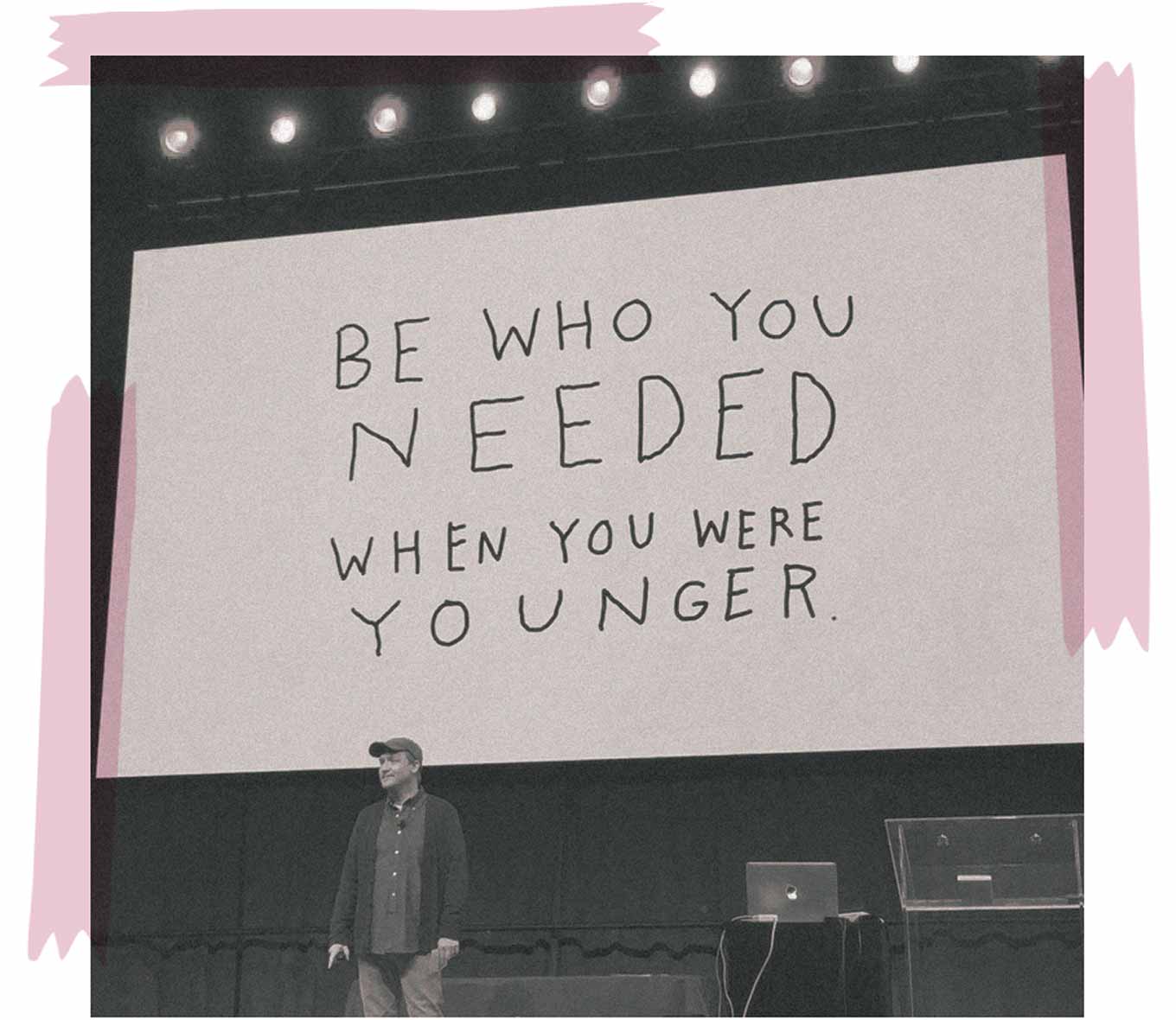 Brad Montague op het podium voor zijn quote, Be Who You Needed When You Were Younger
