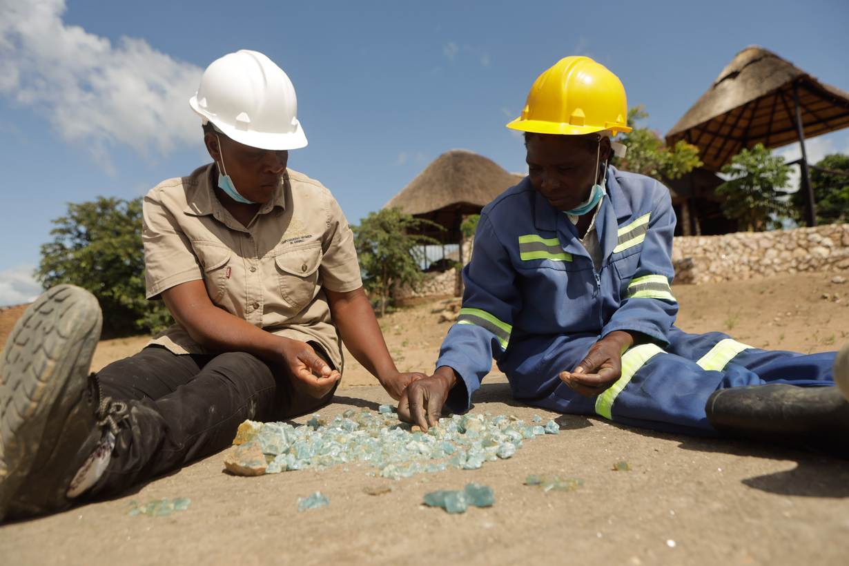 Mijnwerkers die aquamarijn sorteren in de Zimbaqua-mijn in Karoi, Zimbabwe