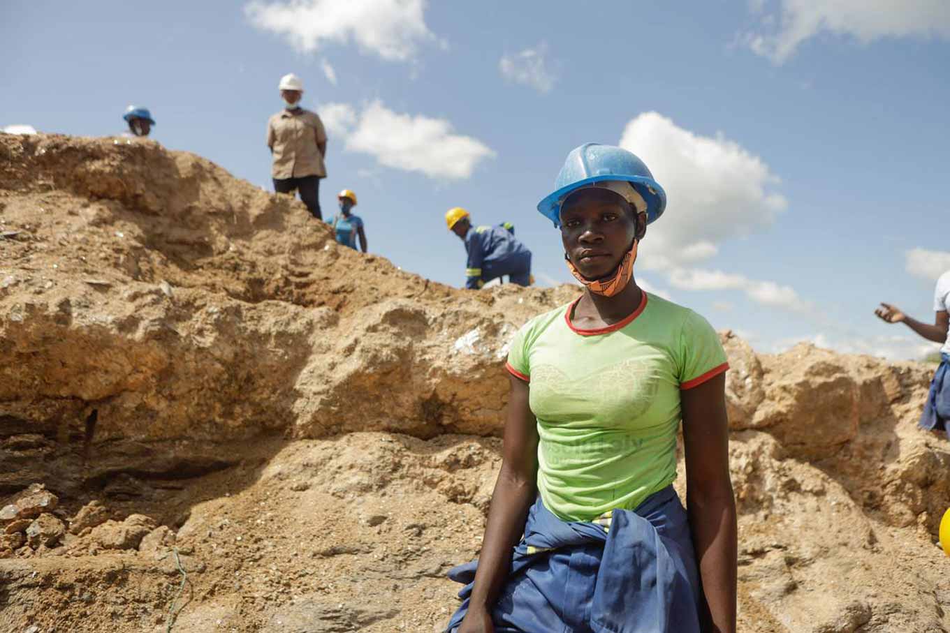Paidamoyo Kuronga, een mijnwerker poseert voor een foto in de Zimbaqua-mijn in Karoi, Zimbabwe