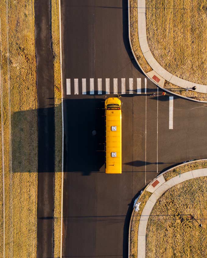 Luchtfoto van een schoolbus op een kruispunt