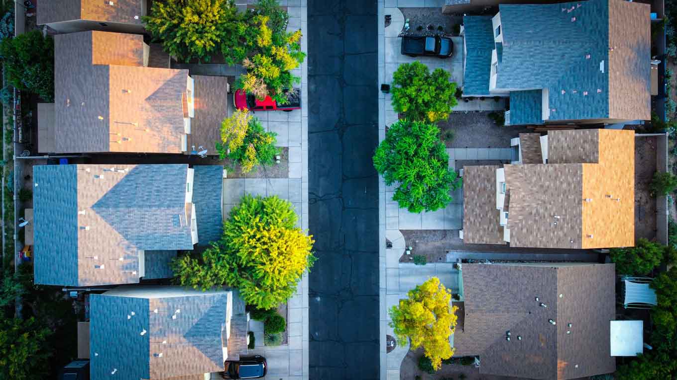 Luchtfoto van een wijk in Tucson met bomen in tuinen