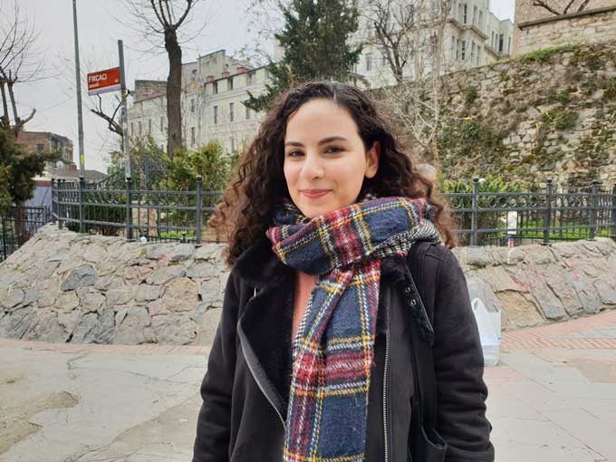 agmur Varkal, 24, die een rechtszaak tegen de Turkse gezondheidsautoriteiten won om haar vaccinkosten voor het humaan papillomavirus (HPV) terugbetaald te krijgen, poseert voor een foto