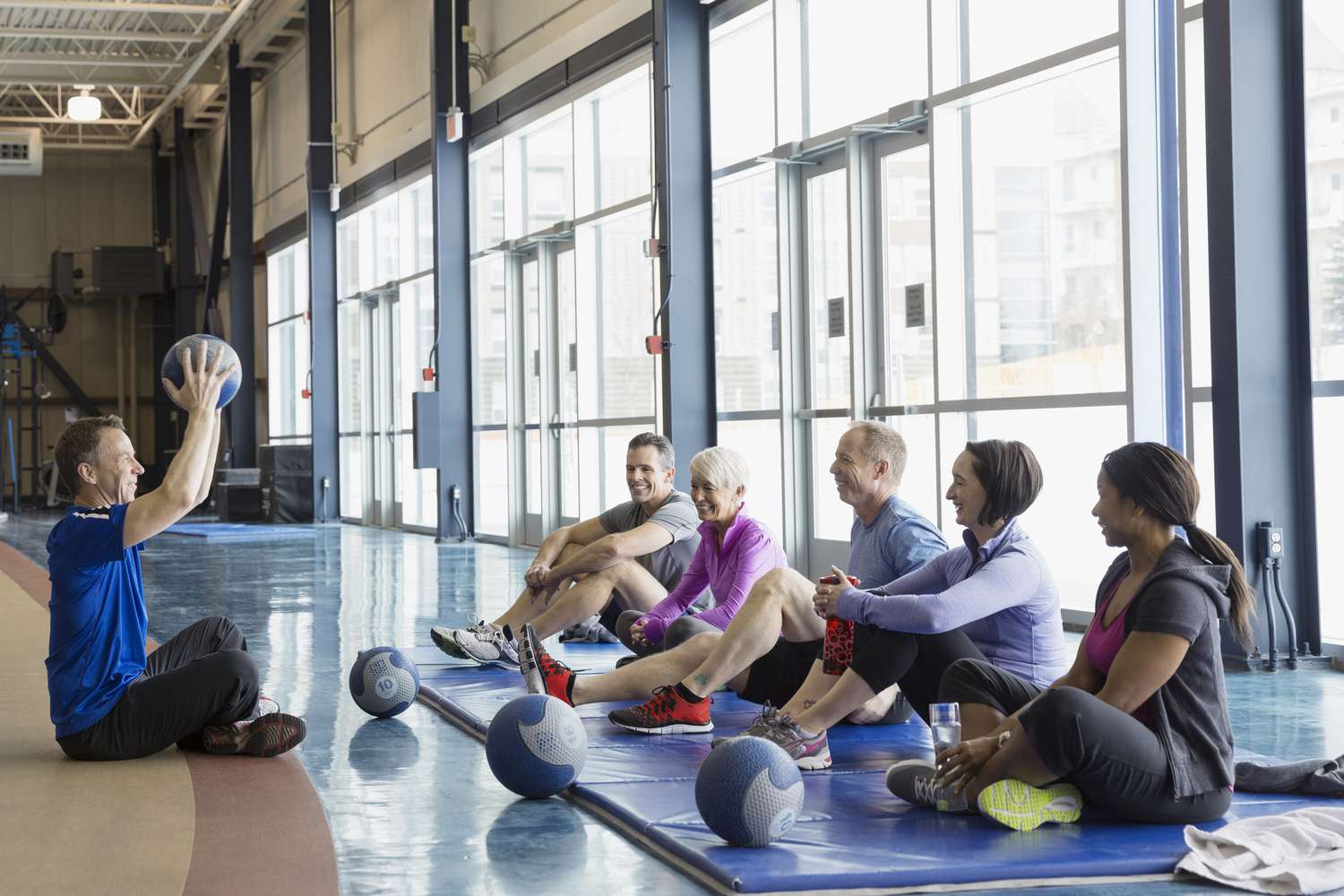 Instructor guiding exercise class bij gym