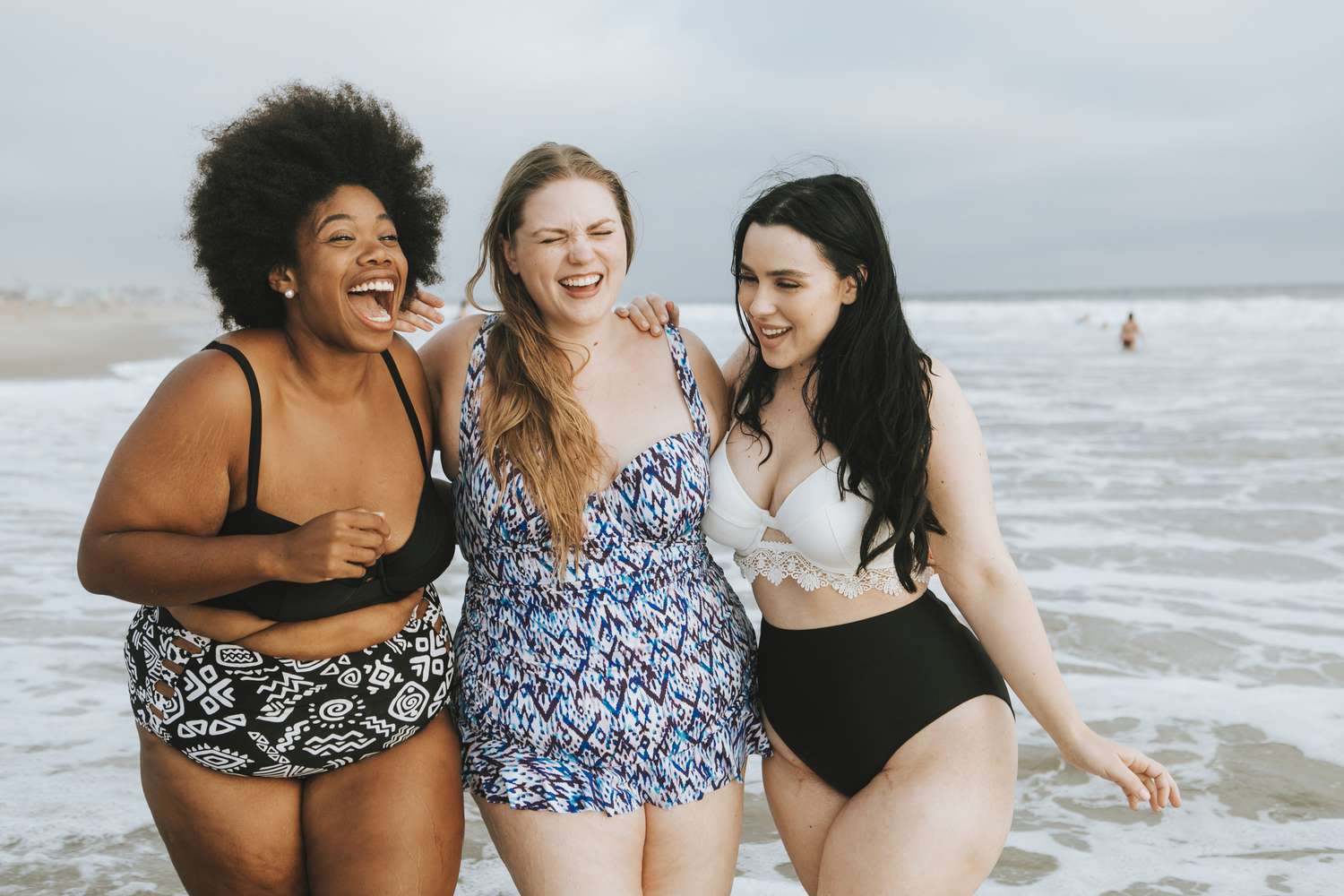 Vrolijke plus size vrouwen die genieten van het strand - stockfoto