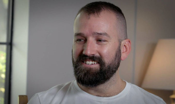 Andrew Caldwell, die deelnam aan een stamcelonderzoek om een remedie voor HIV te vinden, te zien in een screenshot van de documentaire 'Ending Disease'