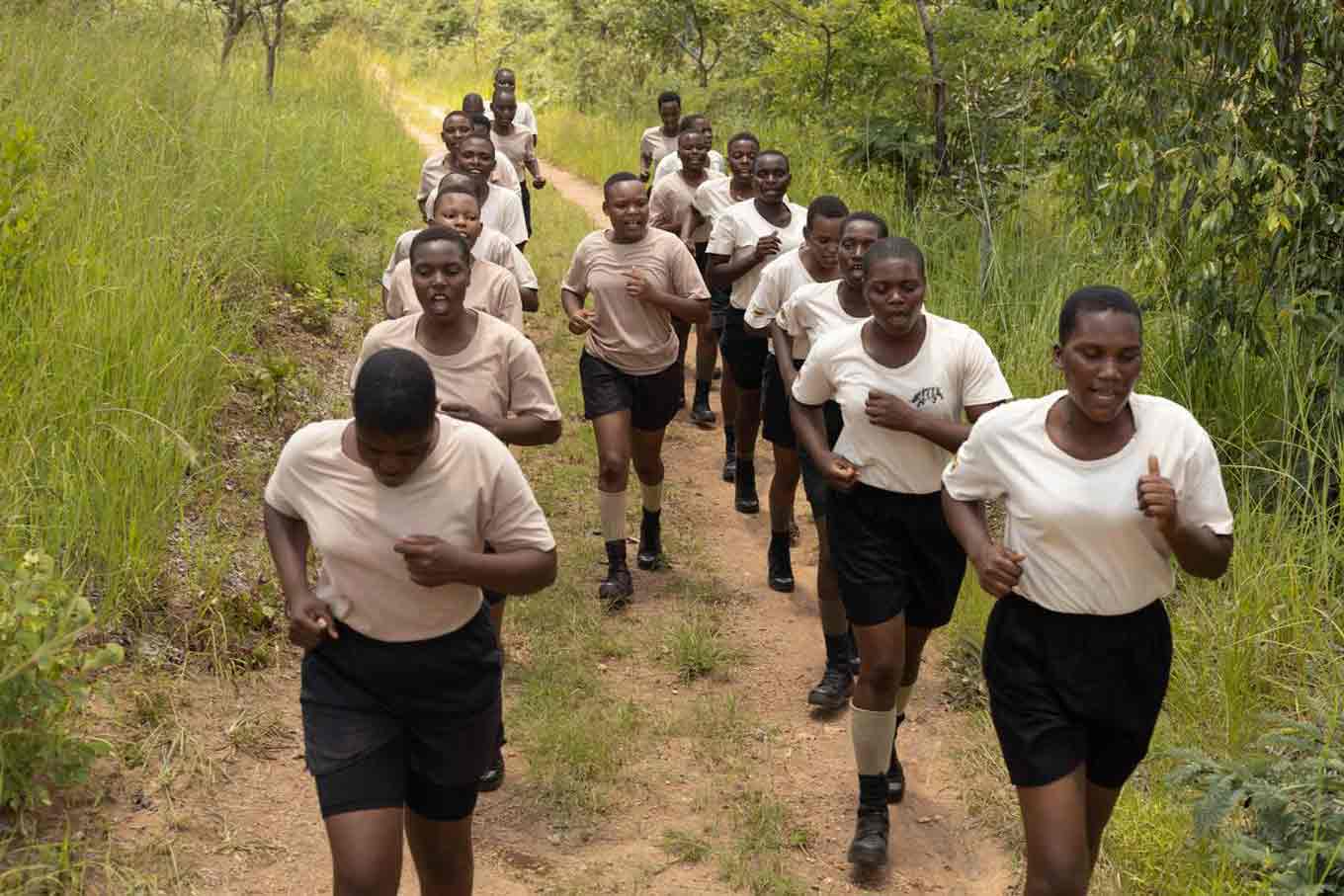 Een groep vrouwelijke rangers rent door een pad
