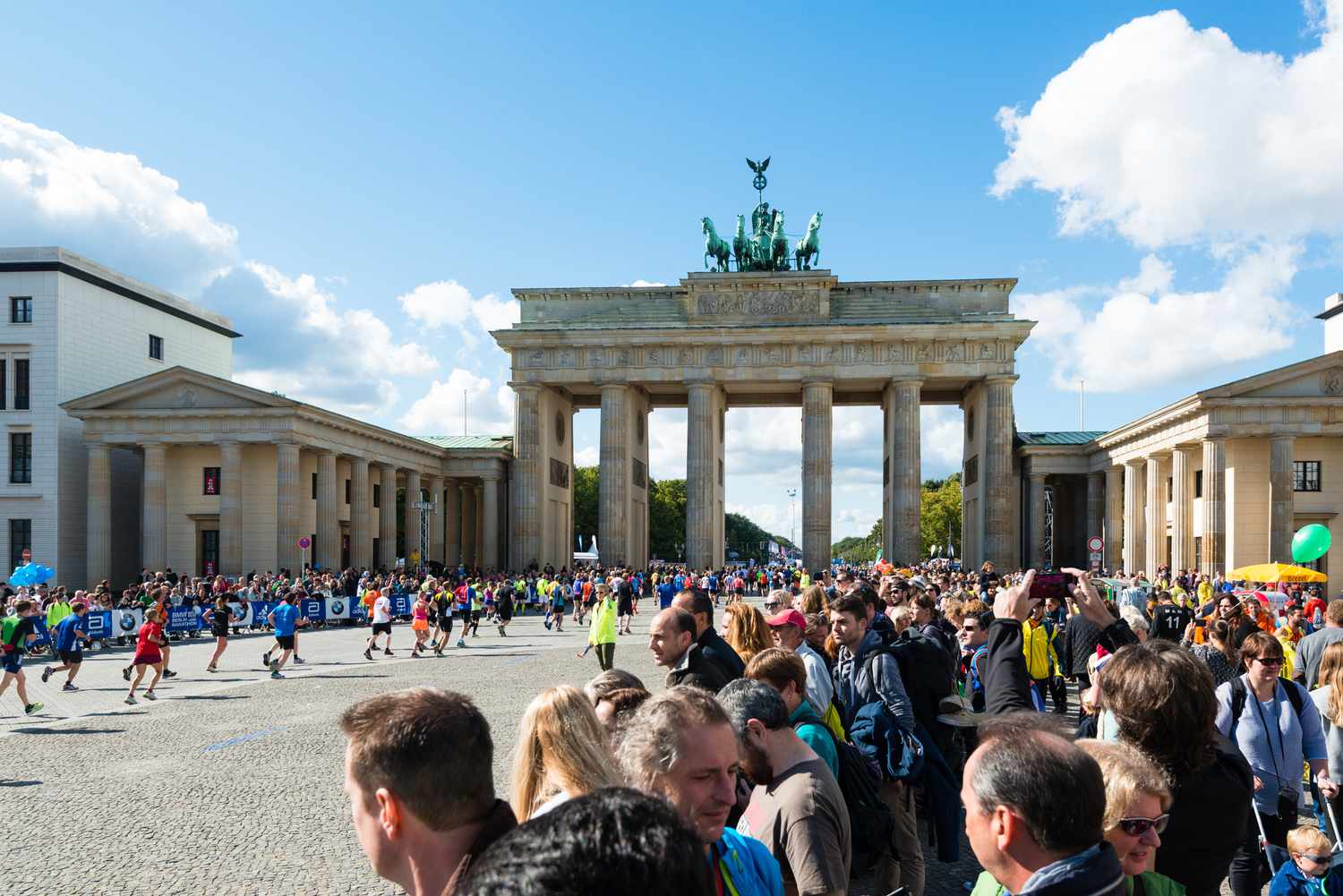 Deelnemers aan de marathon van Berlijn bij de Brandenburger Tor