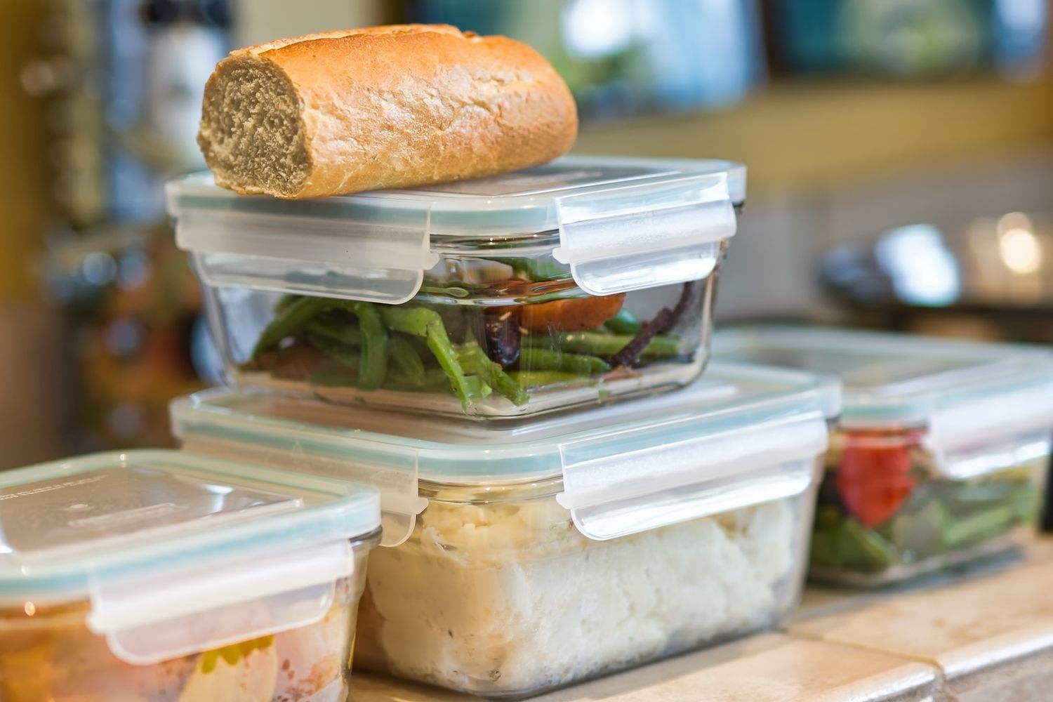 Stapel containers met overgebleven voedsel en brood