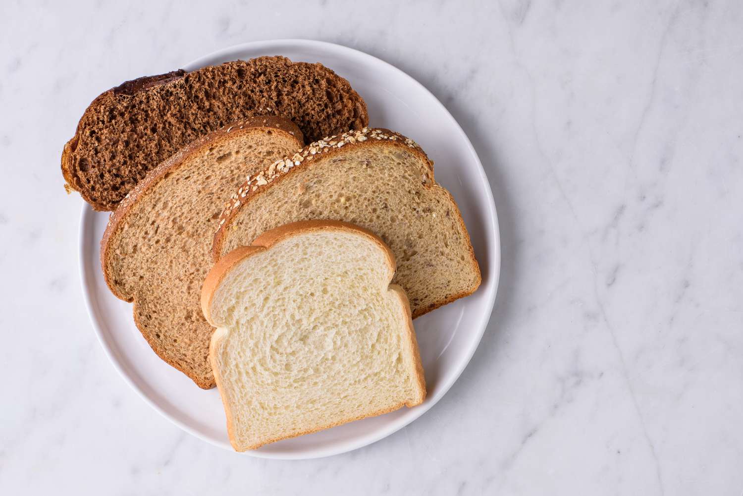 sneetjes brood op een bord