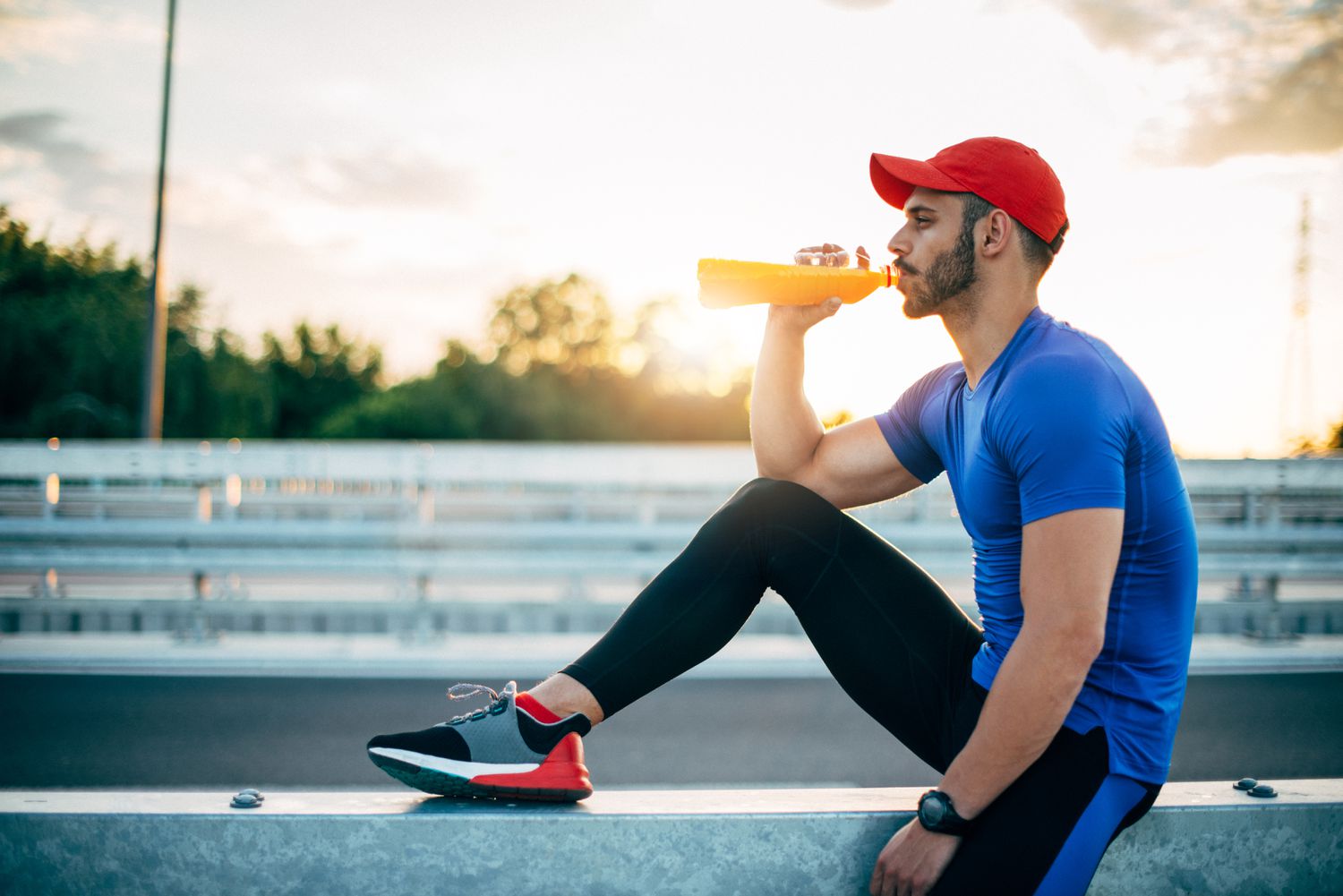 Mannelijke atleet die hydratatie supplement drank drinkt