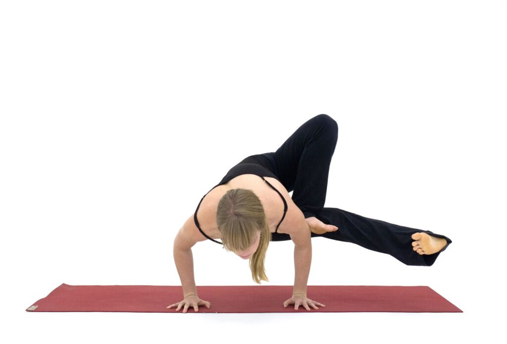 Hoe Dragonfly Pose (Maksikanagasana) in Yoga te doen