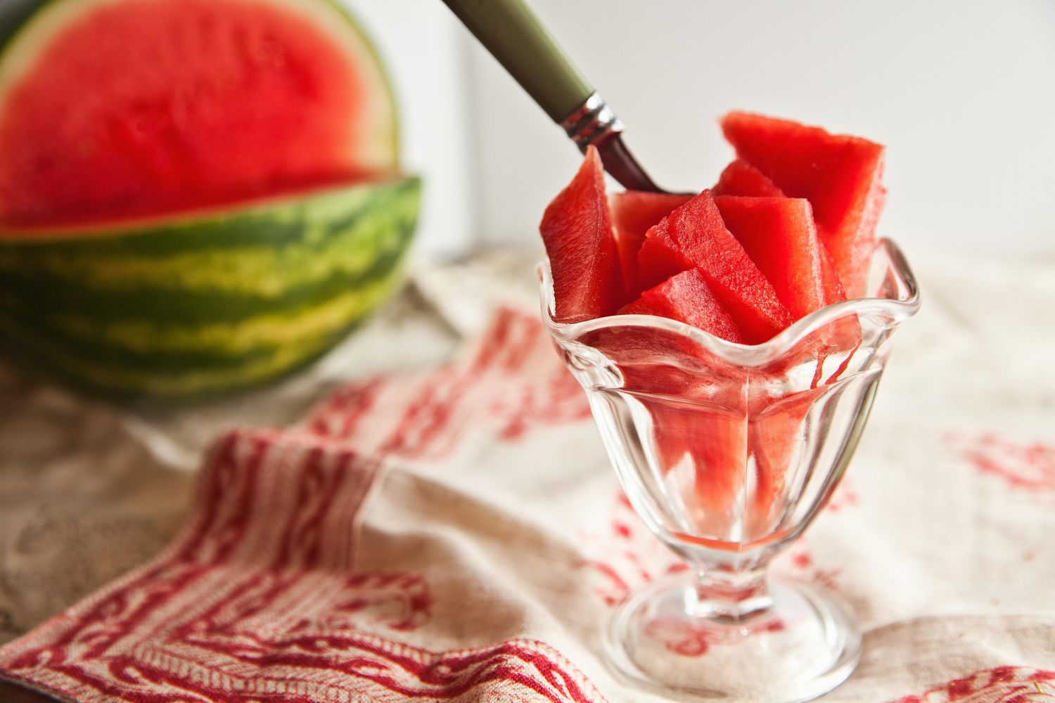 Snijd watermeloen in een dessertbeker