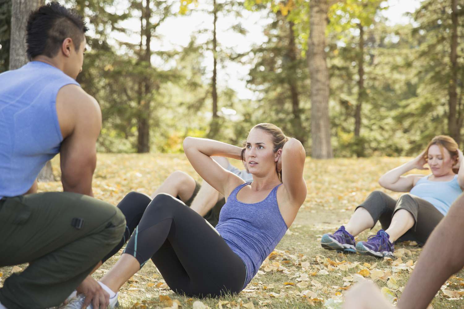 vrouwen met personal trainer die outdoor bootcamp workout doen