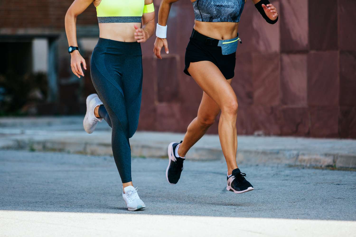 de onderste helft van twee vrouwen die rennen of trainen voor een race