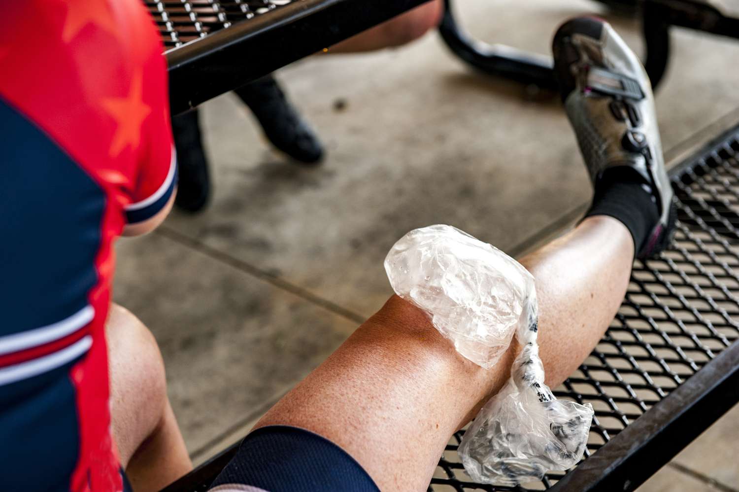 Zak ijs op de knie van een gewonde fietser