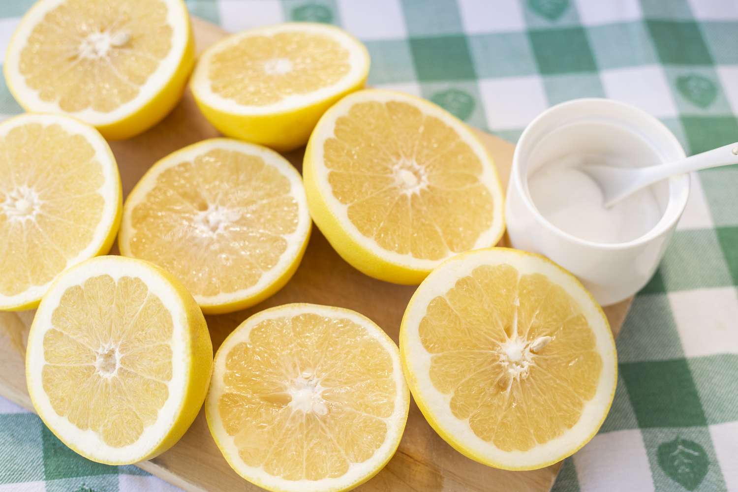 gesneden citroenen met kom citroenzuur