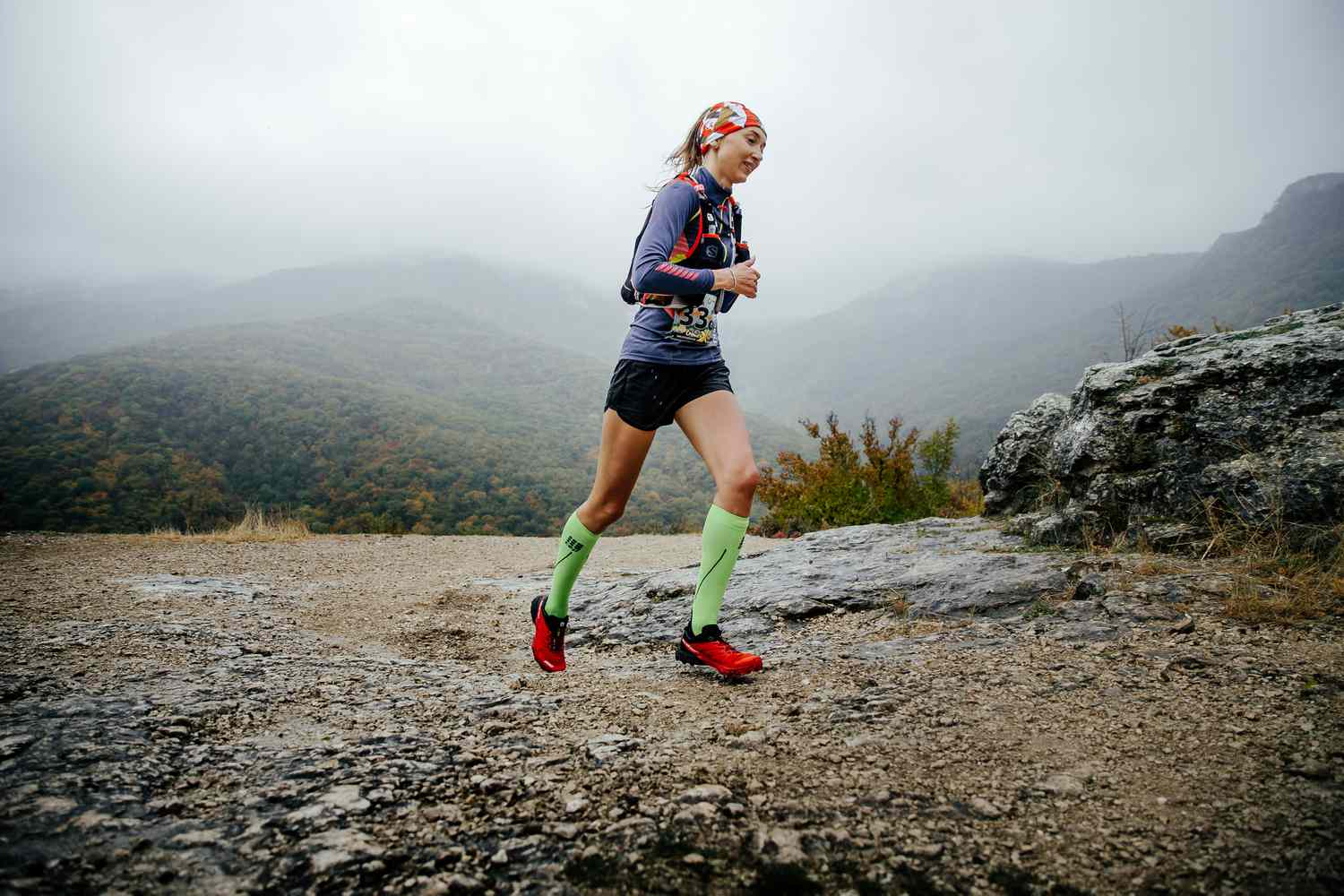 vrouwen trail running met compressiesokken