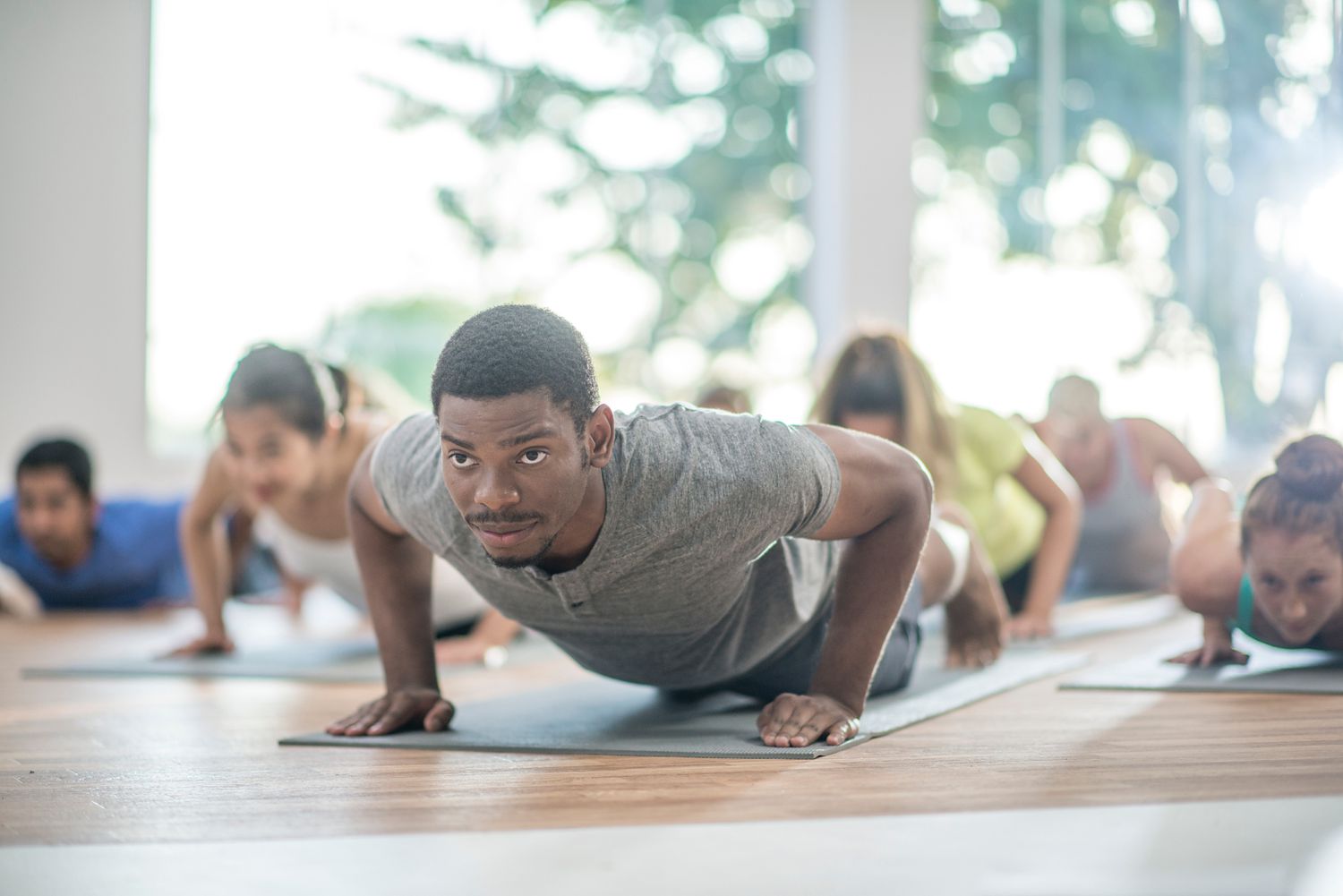 Fitnesslessen, sportscholen en centra in Montreal omvatten deze gratis yogalessen.