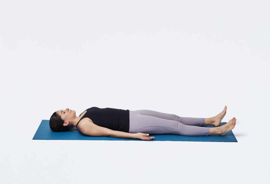 Hoe Corpse Pose (Savasana) in Yoga te doen