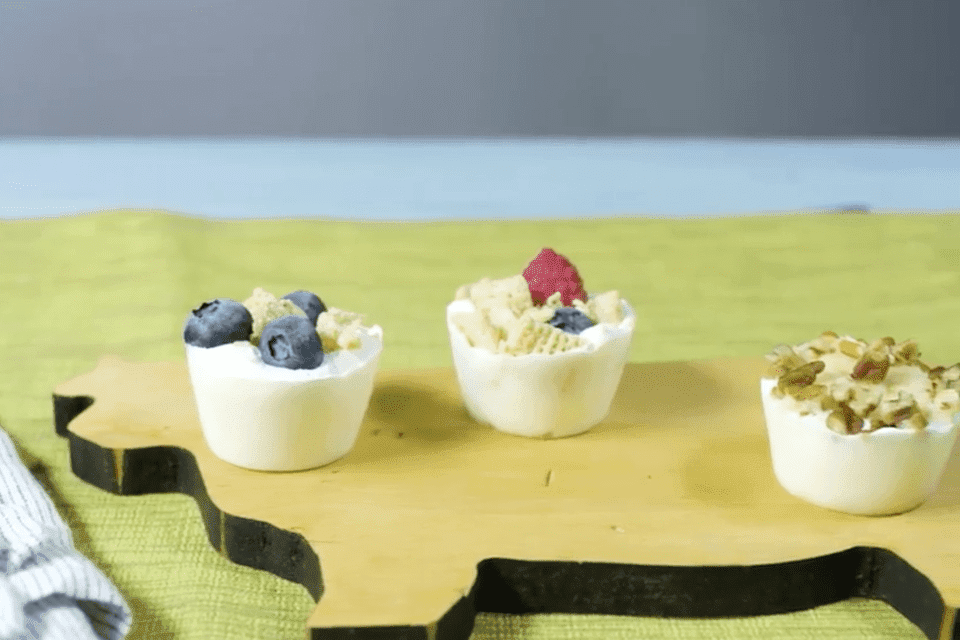 Bevroren fruit en ontbijtgranen yoghurt hapjes