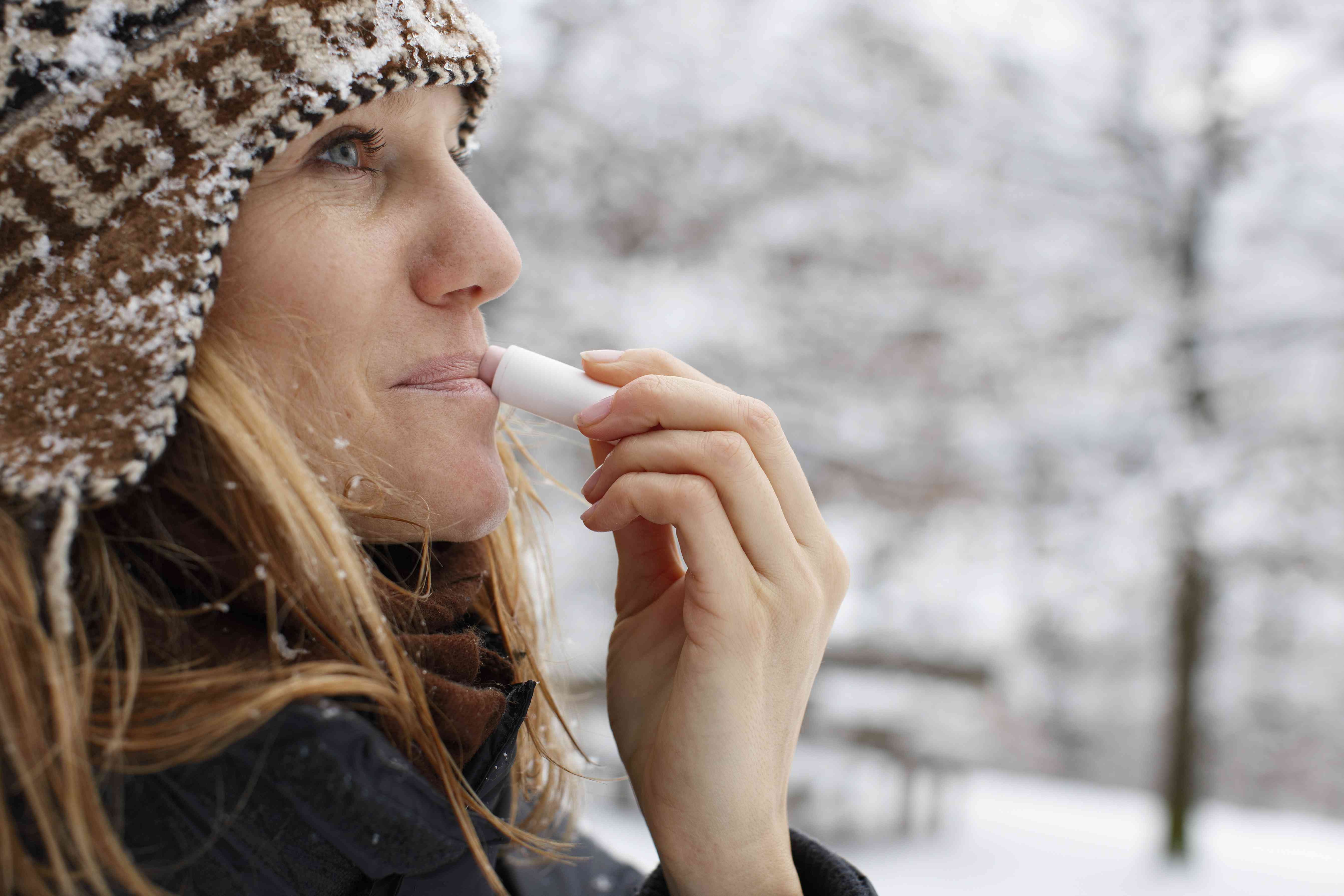 Vrouw die glutenvrije lippenbalsem gebruikt