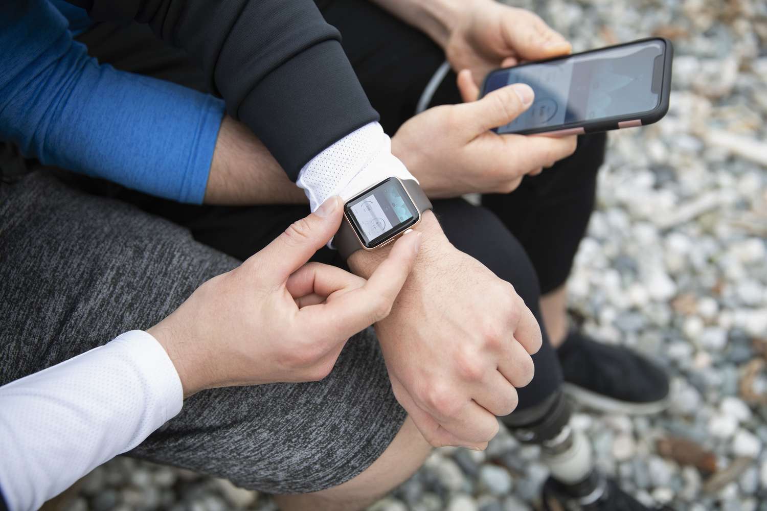 Overhead view gay couple voorbereiden smart watch, check fitness app op smartphone