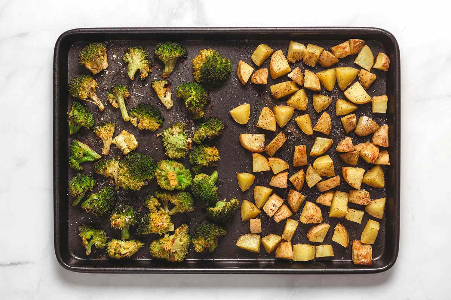 broccoli en aardappelen op een bakplaat