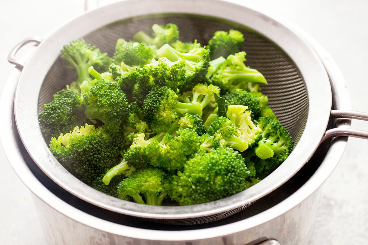 Cheddar Quesadillas met Broccoli blanch en hak de broccoli