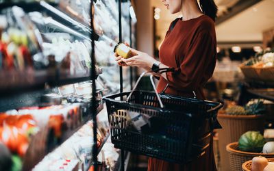 Vrouw in de supermarkt