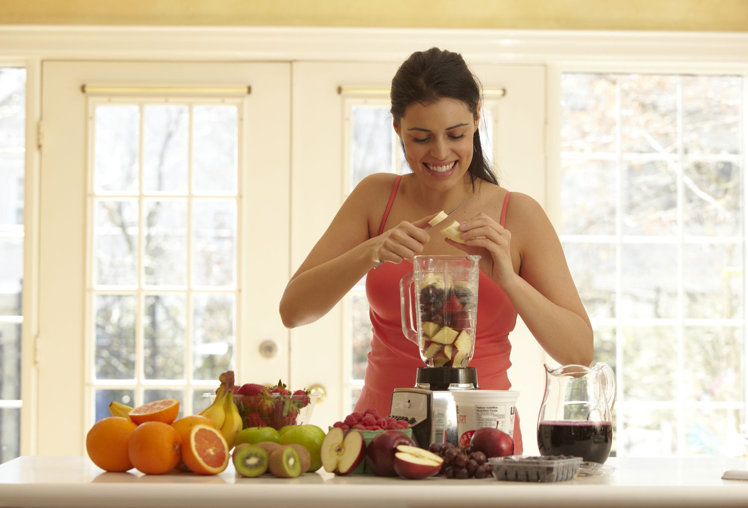 Maak een smoothie om meer fruit in je dieet te krijgen.