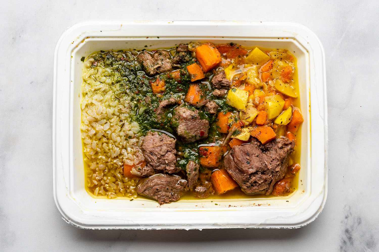 verse n magere maaltijd met rundvlees, groenten en rijst in een witte container