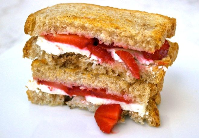 Feta en aardbeien gegrilde kaas