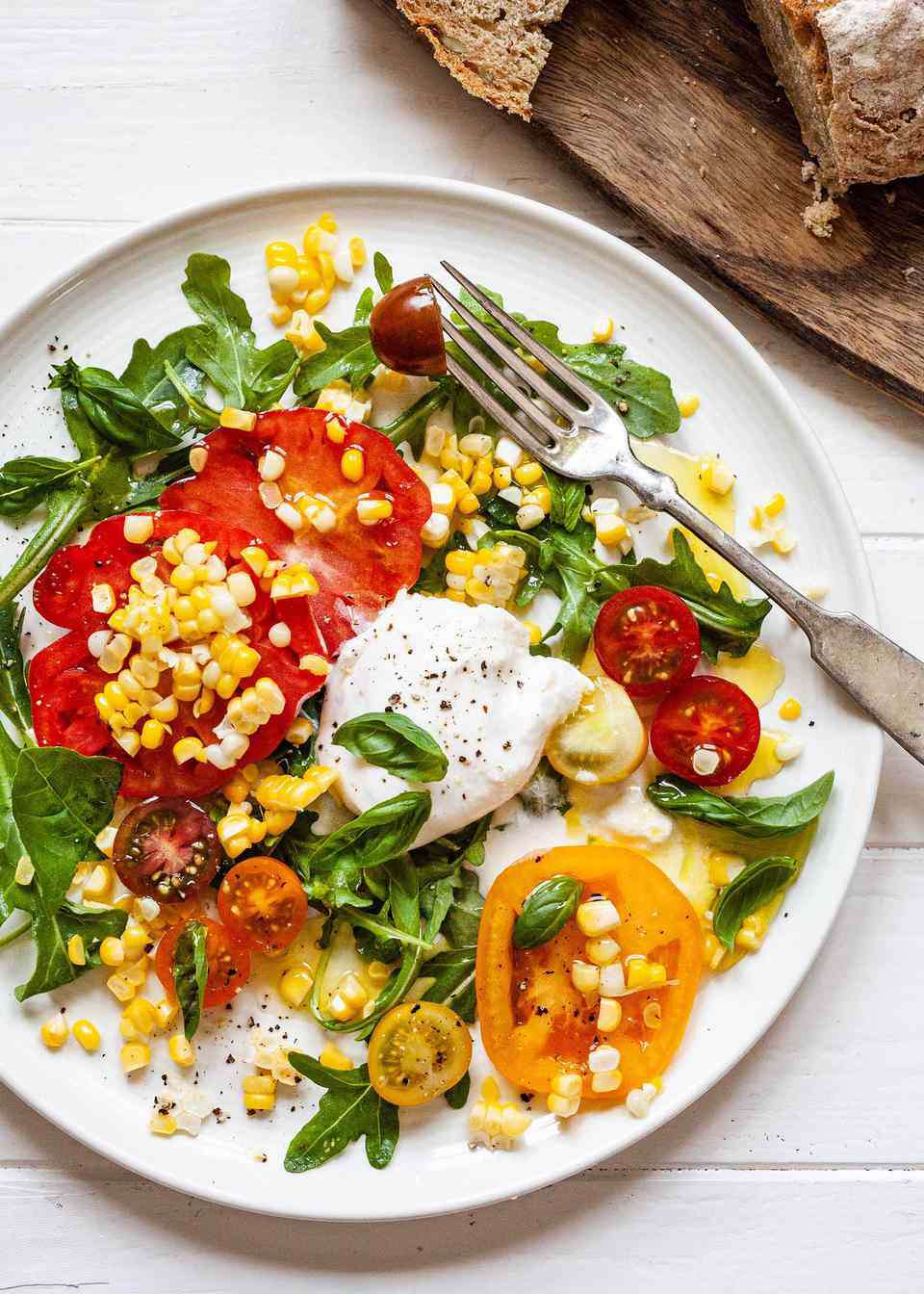 Rucola salade met tomaten, maïs en burrata