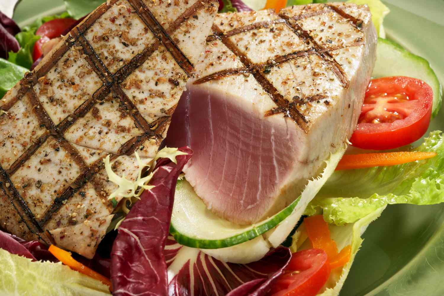 Gegrilde vis op een salade