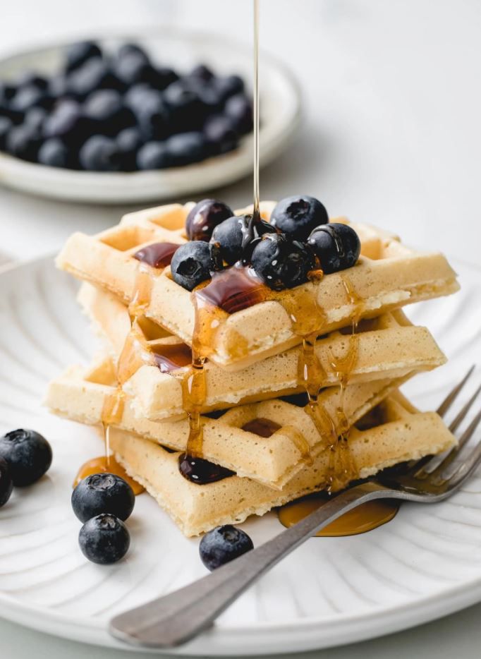 Wafels gegarneerd met bosbessen en ahornsiroop