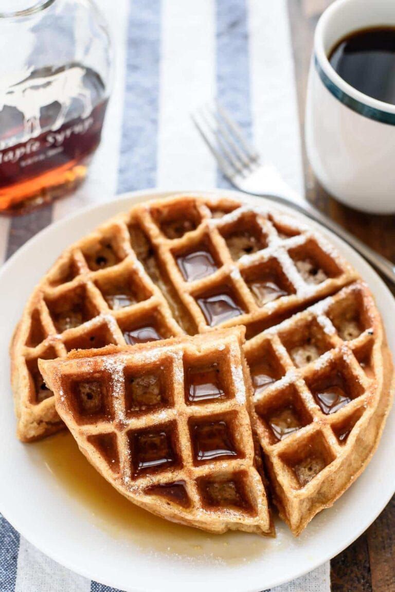 Een volkoren wafel met ahornsiroop op een bord