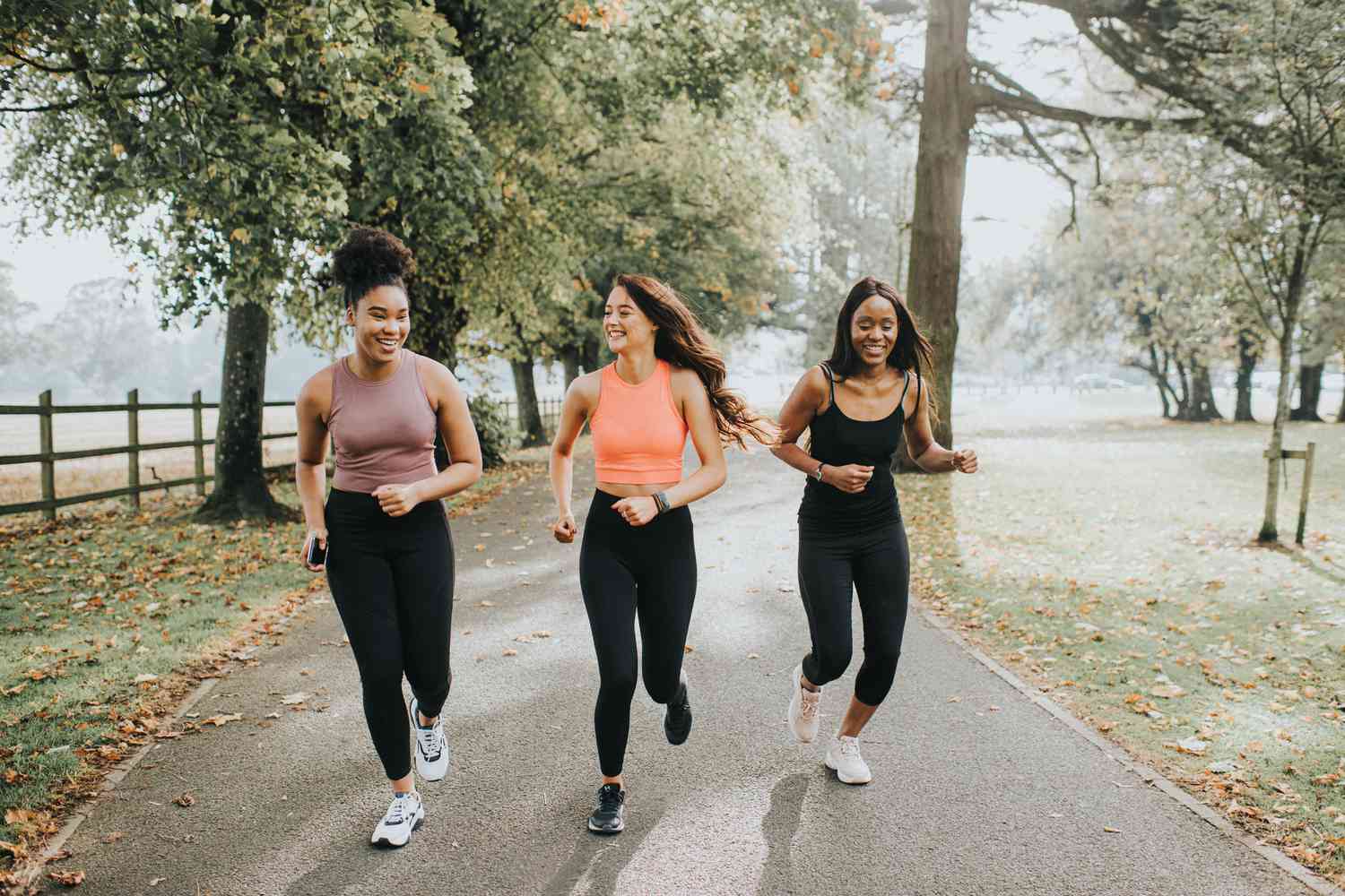 Vrouwen die in een park rennen 
